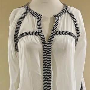 NWT Collective Concepts White V Neck Blouse Women’s Size Medium